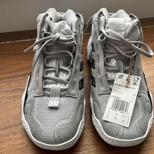 adidas Women's Exhibit B Mid Basketball Shoe
Size 7.5